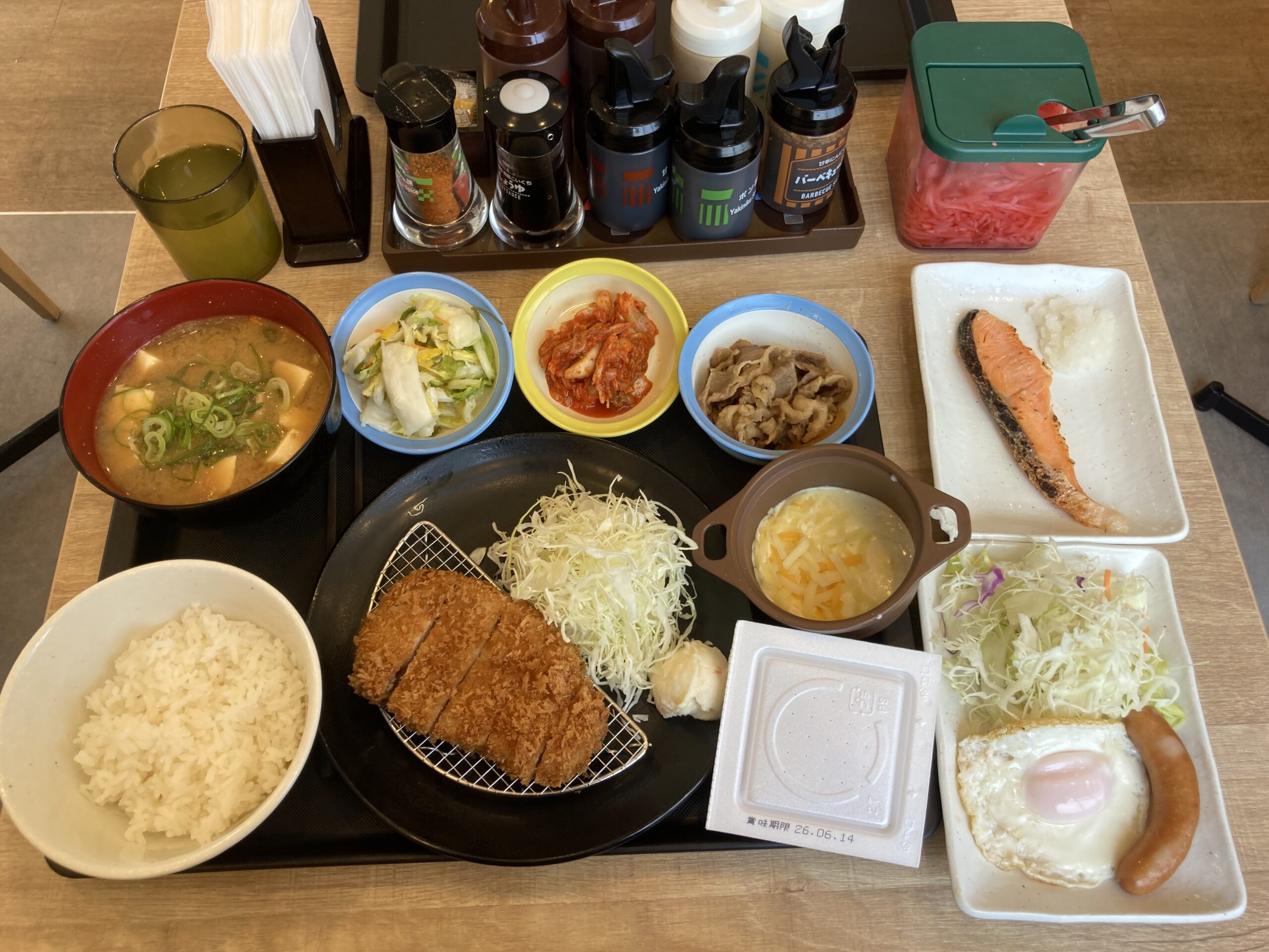 1日1食の実際の食事(松のや・松屋併設店でとんかつ定食に焼鮭・牛皿・納豆などタンパク質の小鉢を追加)